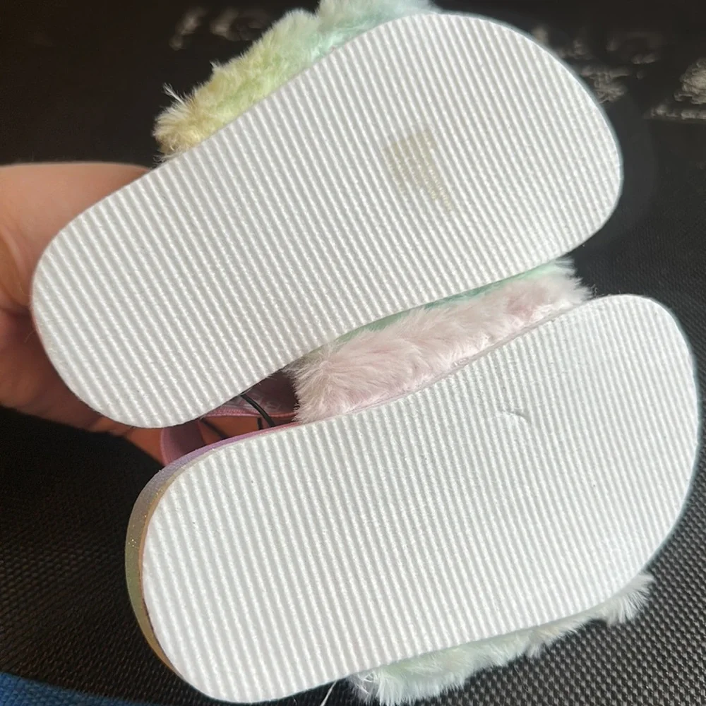 BEBE GIRLS TODDLER RAINBOW FUR SANDALS: NWT: SZ 8